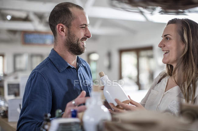 Щаслива пара в ферми магазин — стокове фото