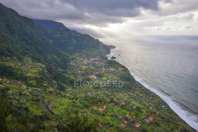 Portugal, Madeira, vista del Arco de So Jorge en la costa norte - foto de stock