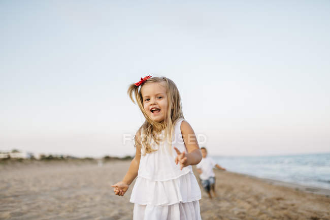 Carino caucasico bambina divertirsi sulla spiaggia di sabbia — Foto stock