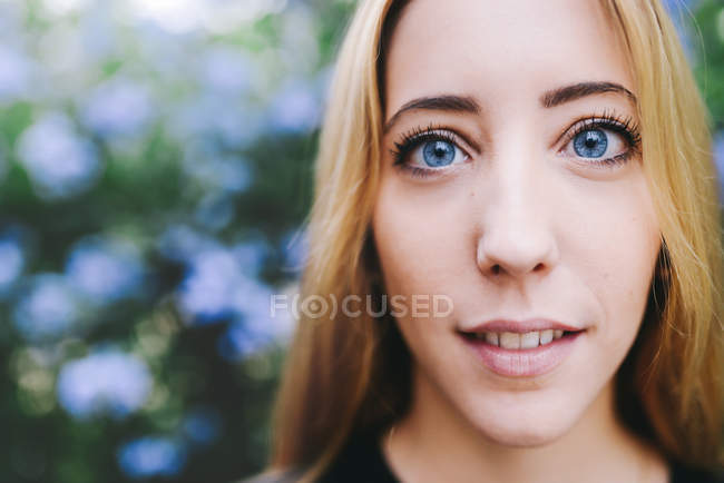 Retrato de uma mulher loira olhando para a câmera — Fotografia de Stock