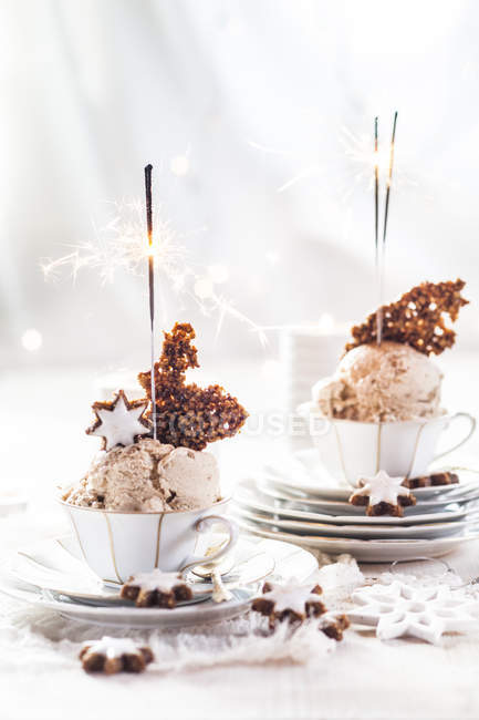 Teetassen Zimtstern-Eis mit karamellisierten Nüssen — Stockfoto