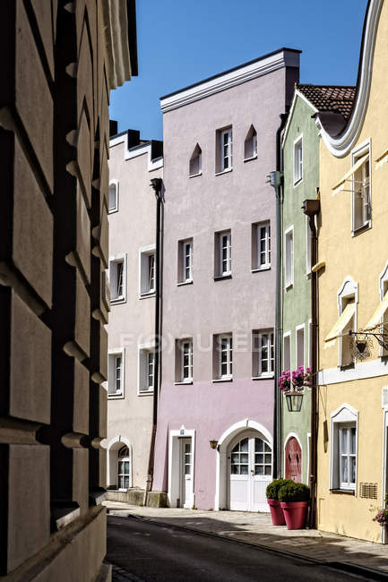 Germania, Burghausen, case in Mautnerstrasse in strada — Foto stock