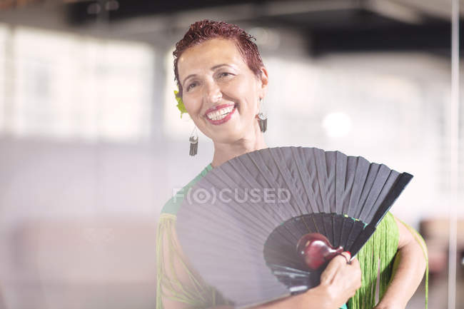 Smiling female senior latin dancer in dance class — Stock Photo