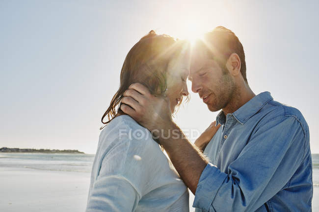 Ritratto di sorridente coppia di metà adulto sulla spiaggia — Foto stock
