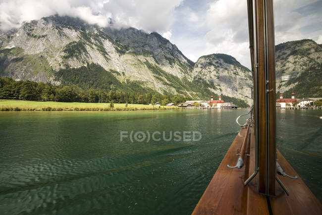 Allemagne, Bavière, voilier sur le lac Koenigssee — Photo de stock