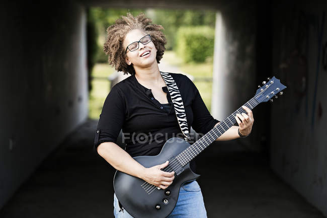 Donna felice che suona la chitarra — Foto stock