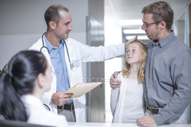 Лікар, торкаючись дівчаток лоб в лікарні — стокове фото