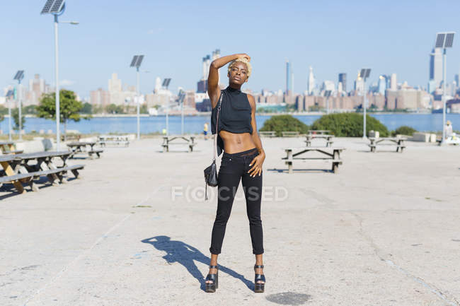 USA, New York, Brooklyn, giovane donna africana in posa davanti alla telecamera — Foto stock
