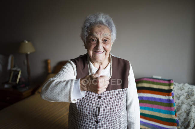Mujer vieja con signo de mano positivo - foto de stock