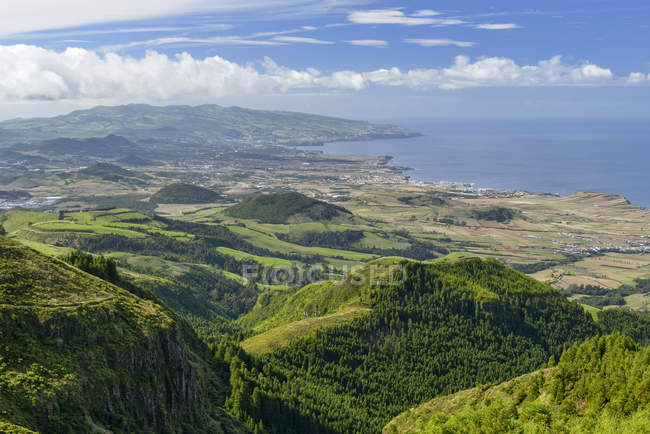 Portugal, Azores, Sao Miguel, Vista del lado oeste durante el día - foto de stock