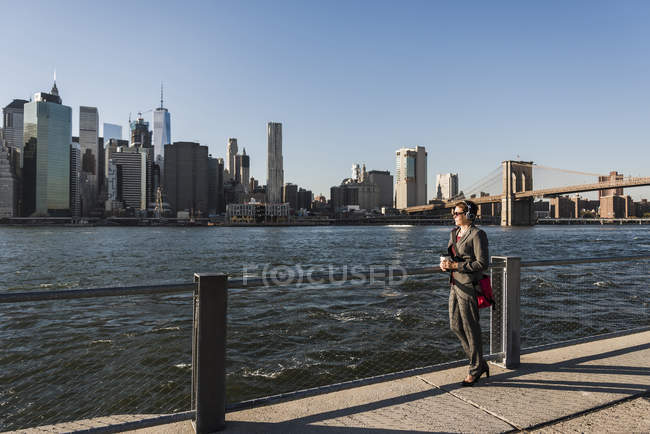 Mujer de negocios mirando el horizonte de Manhattan - foto de stock
