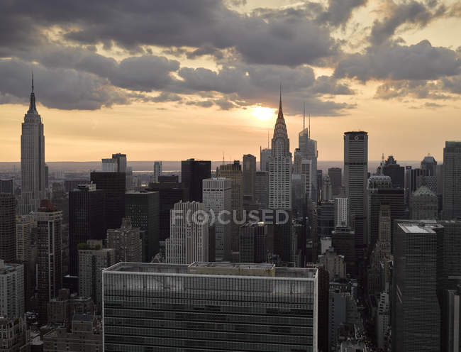 Повітряна фотографія Манхеттена в мальовничим заходом сонця, Нью-Йорк, Нью-Йорк, США — стокове фото