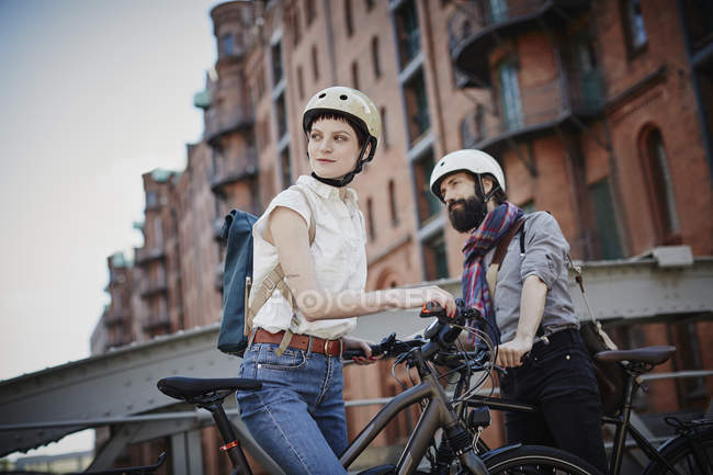 Портрет подружжя на велосипедах зупинився на мосту — стокове фото