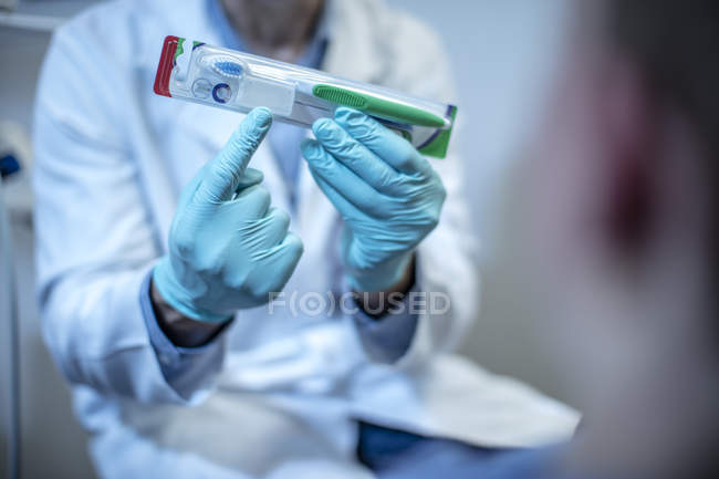 Закри стоматолог проведення зубну щітку в стоматологічний кабінет — стокове фото