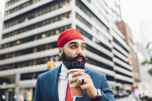 Hombre de negocios indio con taza de café en Manhattan, NY, EE.UU. - foto de stock