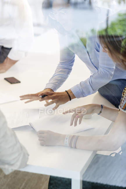 Riunione di lavoro in sala conferenze dietro una parete di vetro — Foto stock
