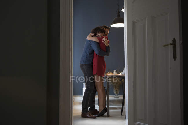 Glückliches Paar umarmt sich zu Hause — Stockfoto