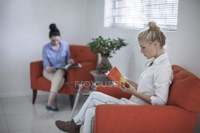 Due donne sedute in sala d'attesa in clinica — Foto stock