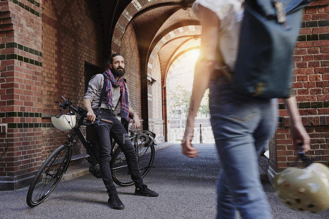 Geschnittenes Porträt eines Paares, das sich mit Fahrrad trifft — Stockfoto