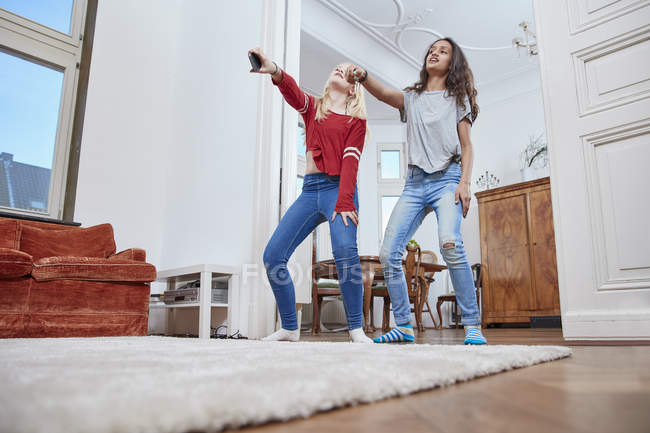 Dos chicas bailando juntas en casa - foto de stock