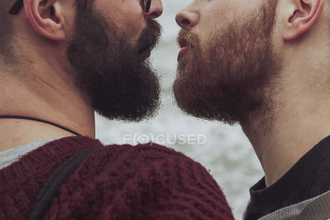 Крупный план гей-пары лицом к лицу — стоковое фото