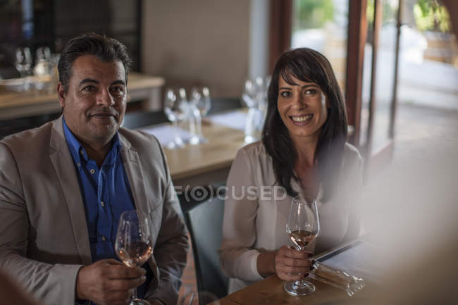 Ritratto di uomo e donna sorridente con bicchieri di vino — Foto stock