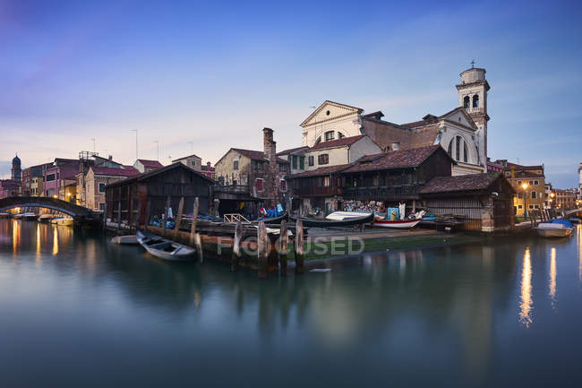 Italia, Venecia, Venecia, fábrica de góndolas sobre el agua - foto de stock