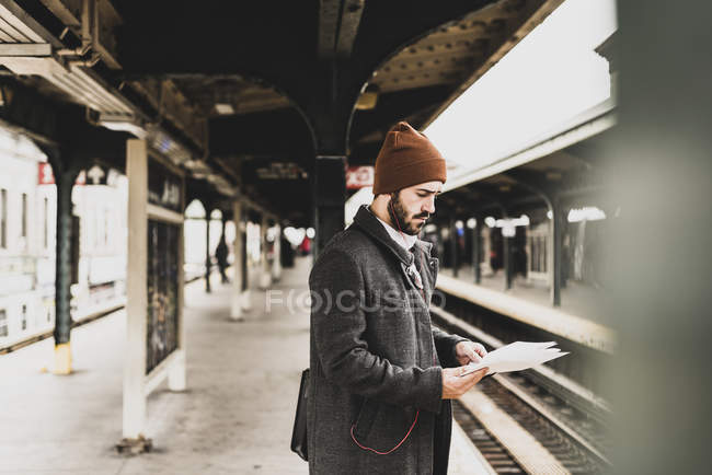 Mann wartet am Bahnsteig der U-Bahn — Stockfoto