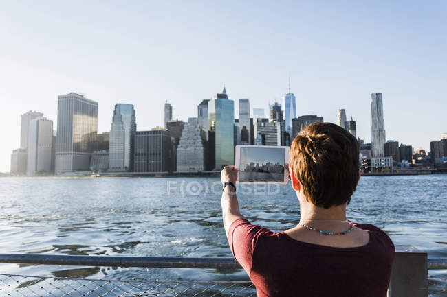 Mulher tirando foto de Manhattan skyline — Fotografia de Stock