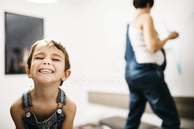 Retrato de niño sonriente en casa - foto de stock