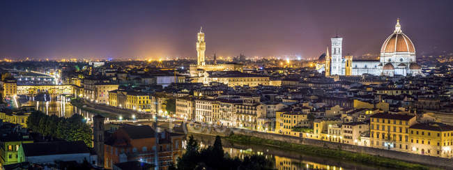 Paesaggio urbano illuminato di Firenze, Italia — Foto stock