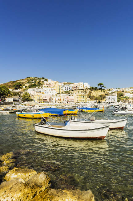 Italia, Islas Pontinas, Ponza, Puerto con barcos amarrados - foto de stock