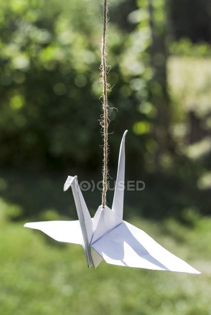 Журавли Оригами в саду на размытом фоне на открытом воздухе — стоковое фото