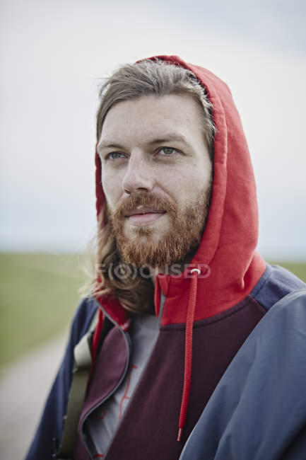 Ritratto di uomo sicuro che indossa una felpa con cappuccio all'aperto — Foto stock