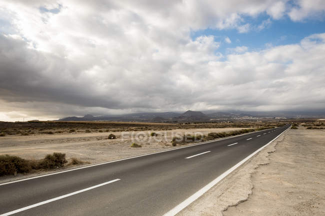 Испания, Тенерифе, Пустой проезд с облачным небом на заднем плане — стоковое фото