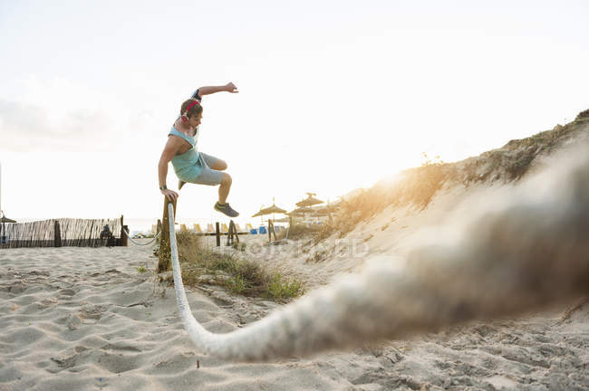 Испания, Мбаппе, бегун, прыгающий через океан на пляже по утрам — стоковое фото