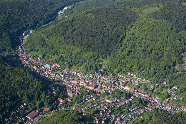 Alemania, Ruhla, vista aérea del bosque y la ciudad de Turingia - foto de stock