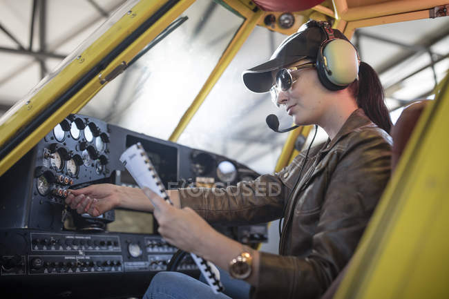 Jeune pilote inspectant le poste de pilotage d'un aéronef léger — Photo de stock