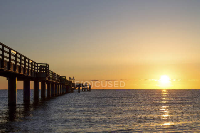 Allemagne, Boltenhagen, pont de mer au coucher du soleil — Photo de stock