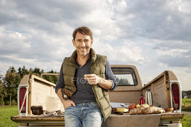 Портрет усміхнений чоловік, маючи пікнік перед Ван — стокове фото