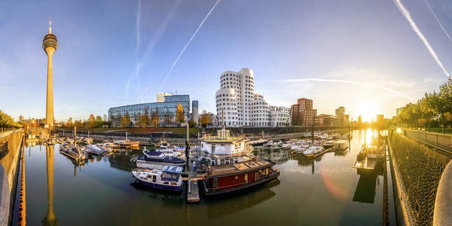 Germania, Dusseldorf, Porto dei media al tramonto con architettura moderna sullo sfondo — Foto stock