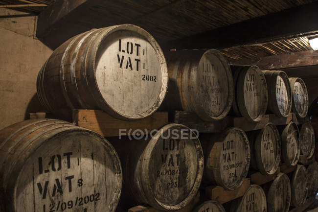 Vieux tonneaux de bois dans une distillerie de whisky, Cape Town, Afrique du Sud — Photo de stock