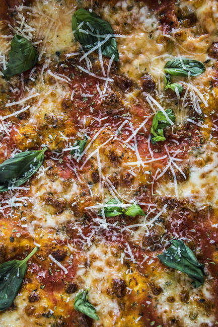 Nahaufnahme einer frisch gebackenen Pizza — Stockfoto