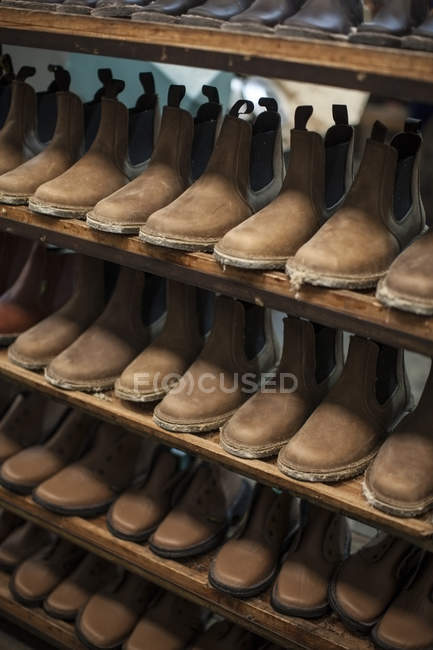 Незаконченная обувь на полке в мастерской сапожника — стоковое фото