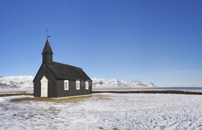 Budir chiesa nera sul paesaggio innevato in Islanda — Foto stock