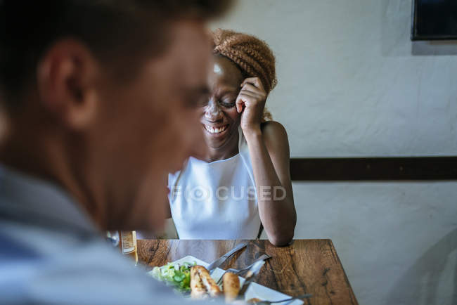 Щаслива пара їсть у ресторані разом — стокове фото