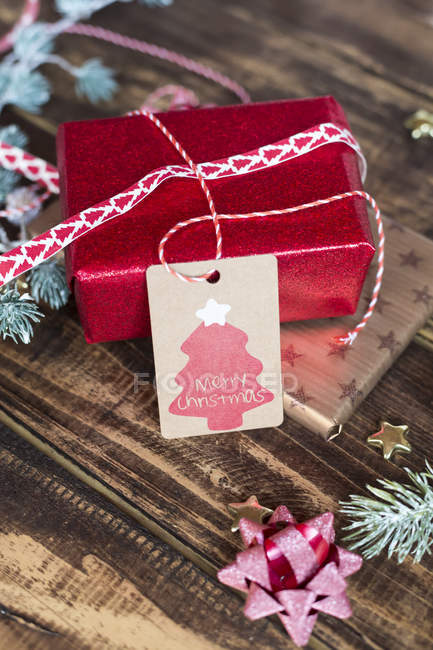 Decoración de Navidad y regalos envueltos en madera - foto de stock