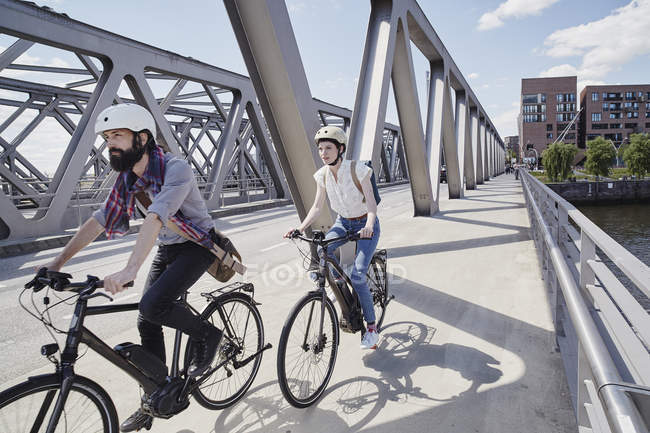Portrait de couple cycliste sur pont à Hambourg — Photo de stock