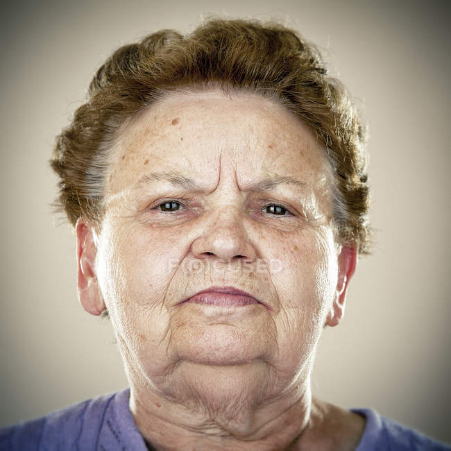Retrato de mujer mayor tranquila mirando a la cámara - foto de stock