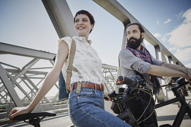 Portrait de couple reposant sur un pont à bicyclettes — Photo de stock